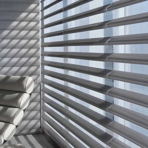 Cortinas Pirouette laminas blancas en estudio Hunter Douglas